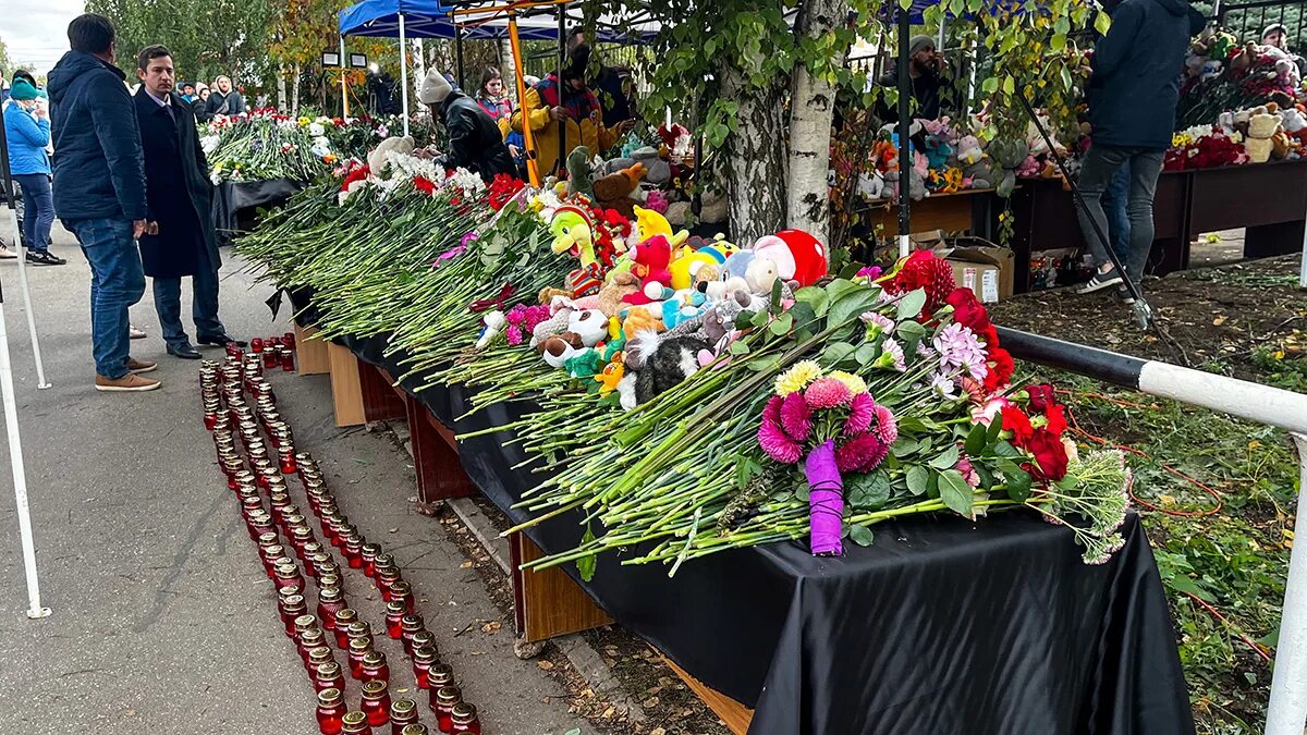 Родственники пострадавших в теракте. Траур. Похороны детей погибших в Ижевске.