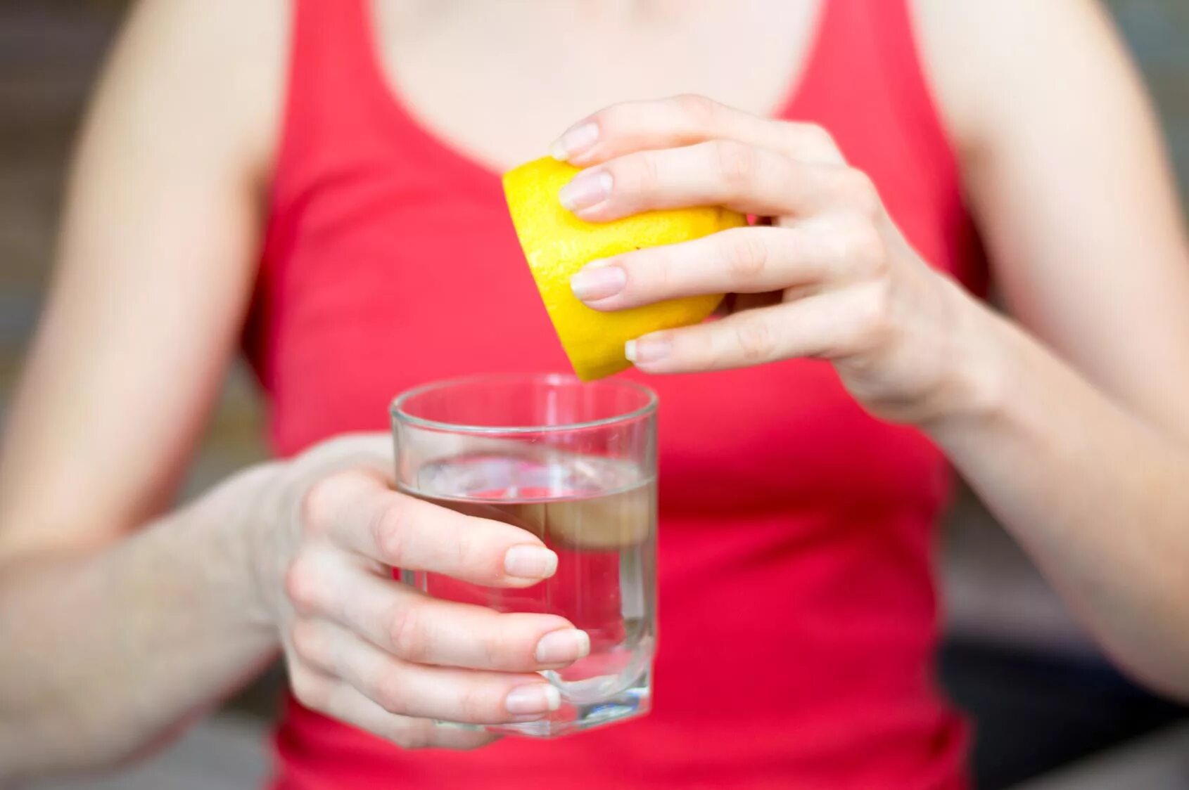 Натощак стакан воды выпили. Пить воду с лимоном. Стакан воды. Стакан для похудения. Девушка пьет воду с лимоном.