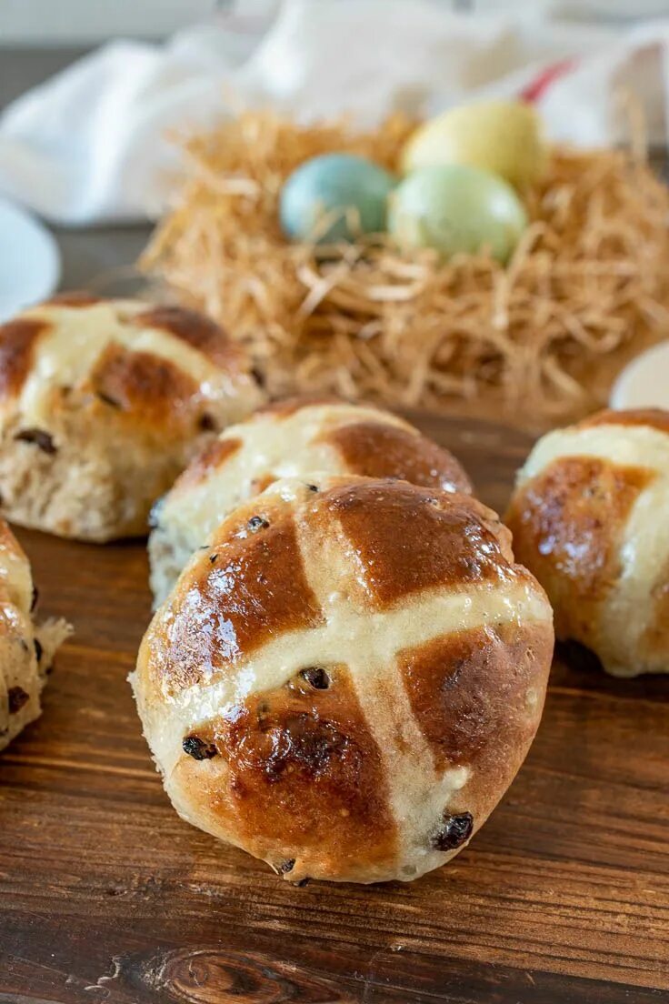 Sweet buns. Hot Cross buns булочки. Пасхальное яйцо запеченное в тесте. Easter hot Cross buns. Hot Cross buns tradition.