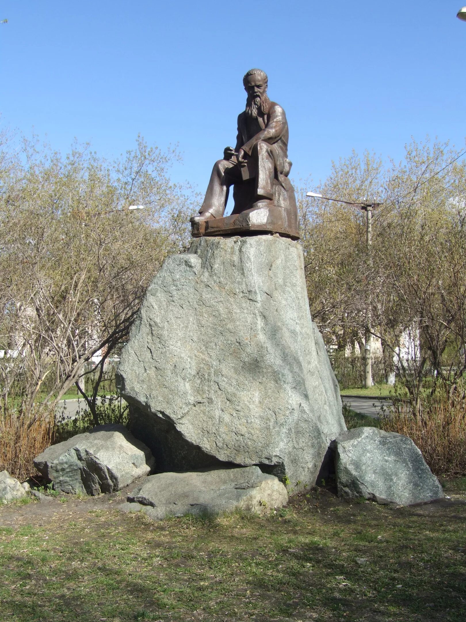 Памятник бажову. Копейск Бажово памятник. Памятник Бажова Полевской. Памятник п,п.Бажову в Копейске.