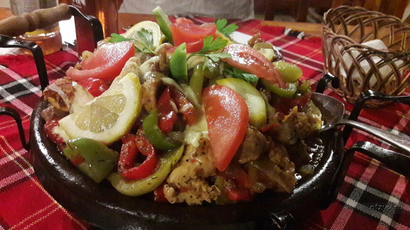 Вкусные болгарские блюда. Сковорода сач болгария. Болгарская кухня. Блюда с зеленым болгарским перцем. Болгарская кухня национальные блюда.