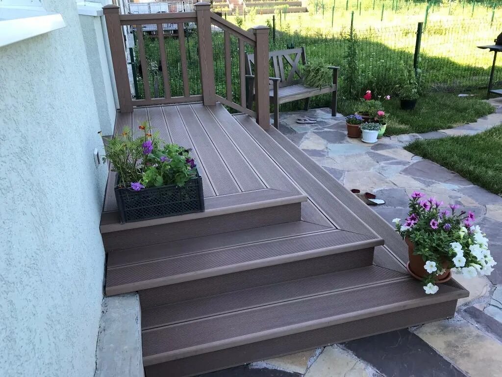 Лестница на крыльцо. Деревянный каркас для крыльца. Железные ступеньки для крыльца. Металлическое крыльцо для дачи. Террасная крыльцо дпк.