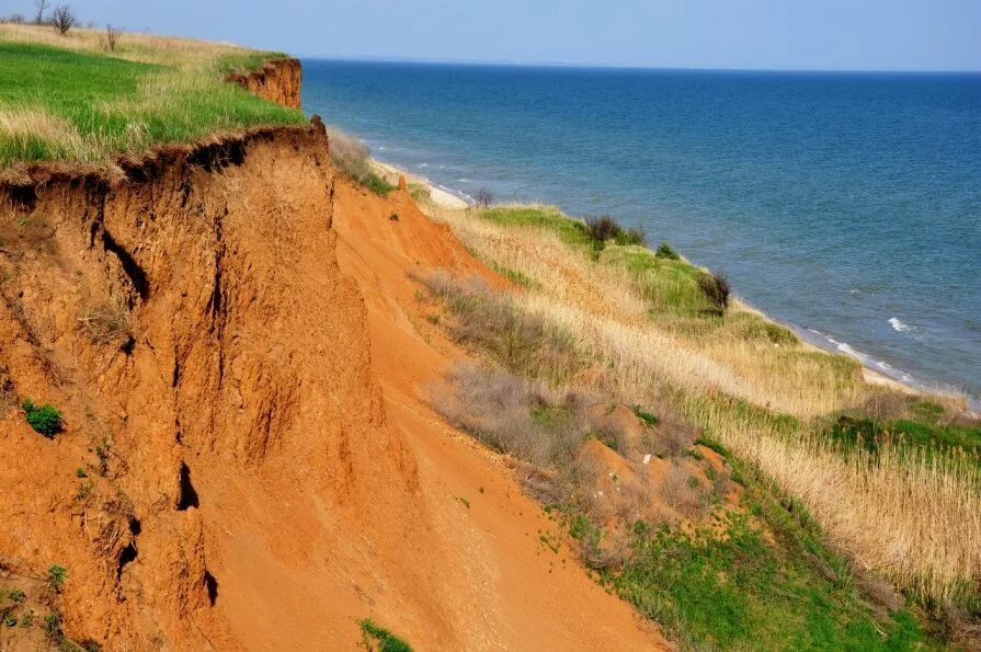 Размывает берег. Семибалки Азовское море. Южный берег Азовского моря. Абразия Азовского моря. Тамань обрывистый берег.