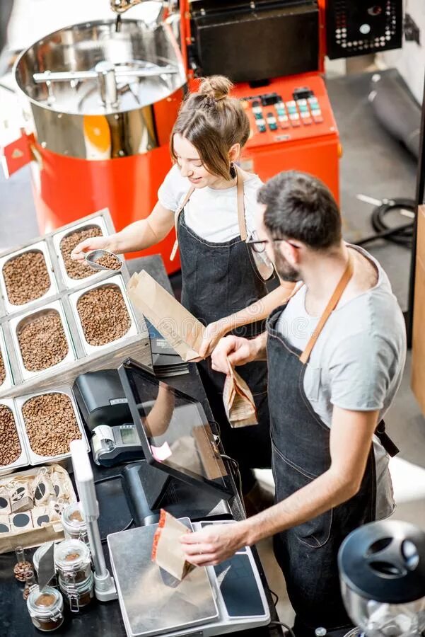 Где работает кофе. Кофе бариста. Вакансия кофе. Кофейня бариста. Кофе леди в офис.