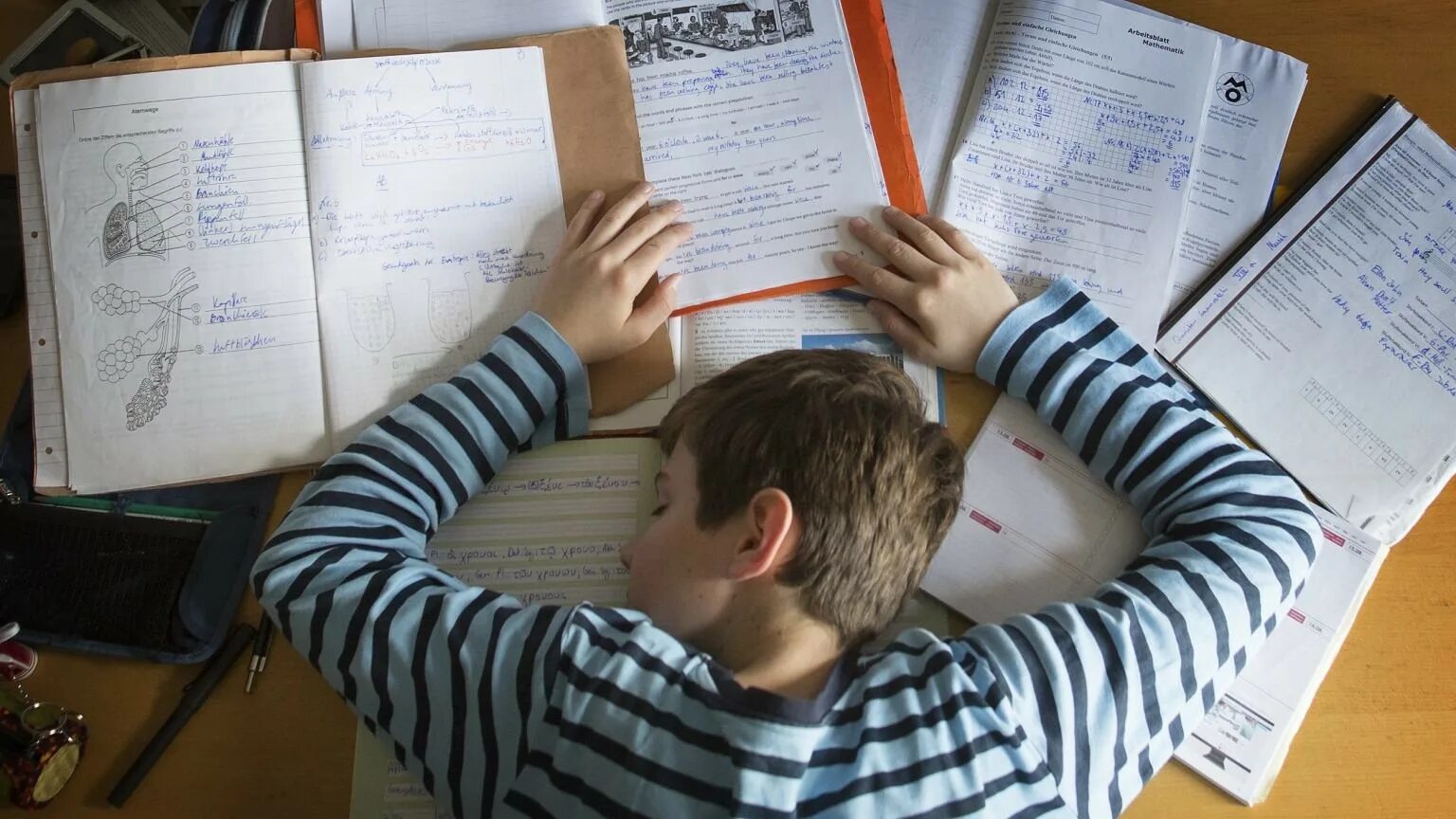 Как сделать домашнее задание страница. Домашнее задание в школе. домашние задания в школе. много домашнего задания. школьник выполняет домашнее задание.