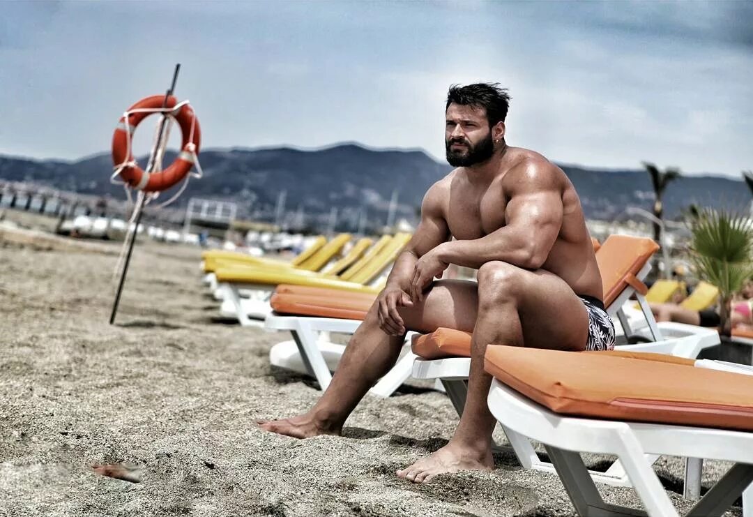 Мустафа Йылдыз. Парни на пляже. Турецкие парни на пляже. Качки на пляже.