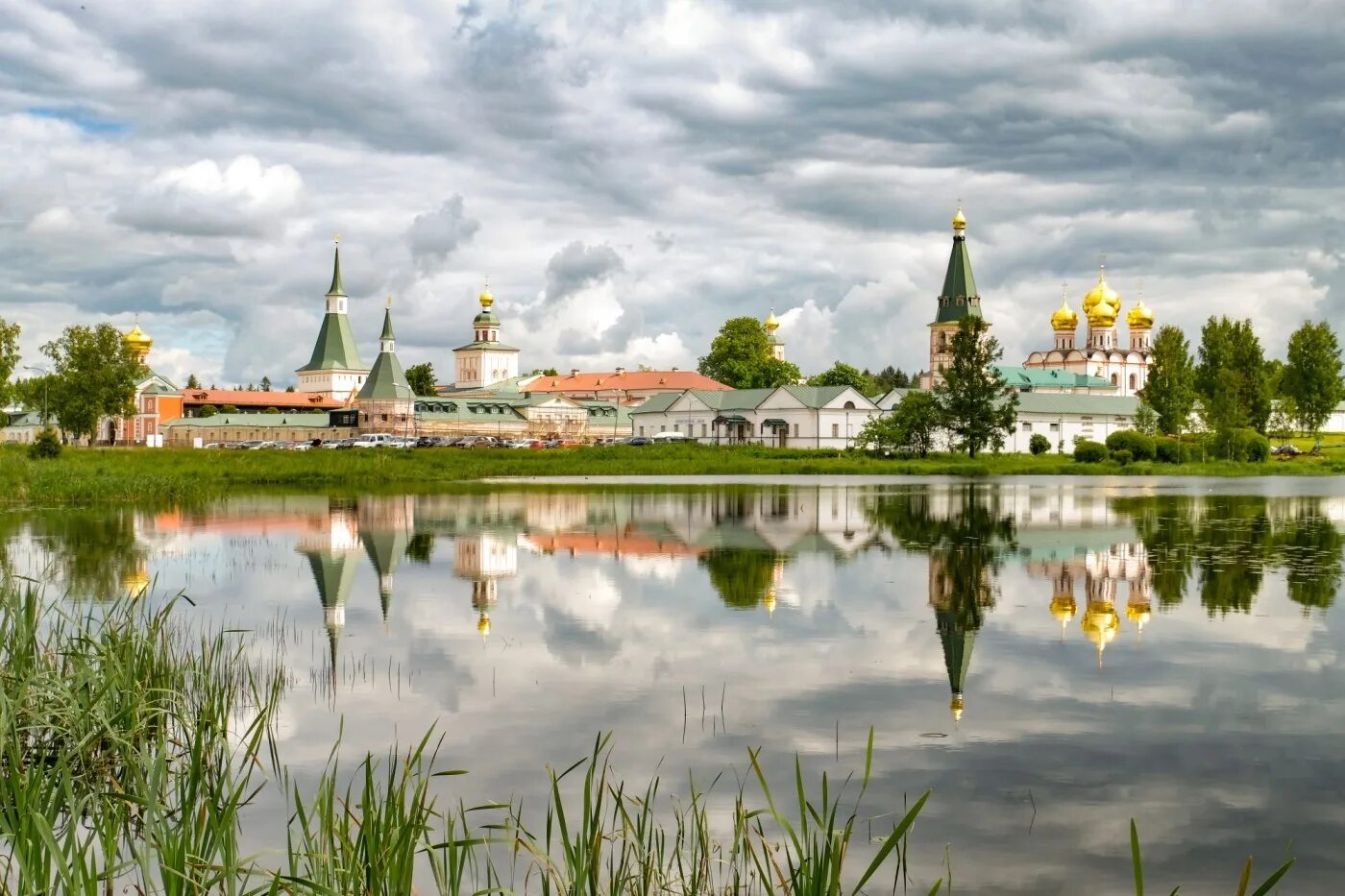 Мужской монастырь новгородская область. Иверский монастырь Великий Новгород. Валдай монастырь. Валдайский Иверский мужской монастырь. Иверский монастырь Валдай фото.