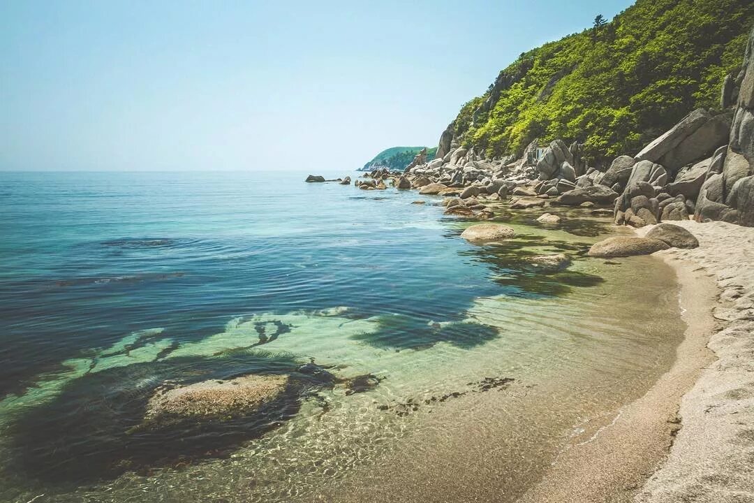 Море триозерье приморский край. Скалистый пляж. Берег моря приморский берег. Бухта красная скала приморский край. Японское море владивосток триозерье.