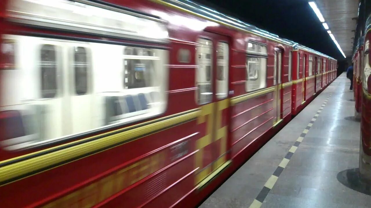 Поезд метро красная стрела. Метро красное видео. 81-717 красная стрела. 81-717 красная стрела. 5 красная стрела.