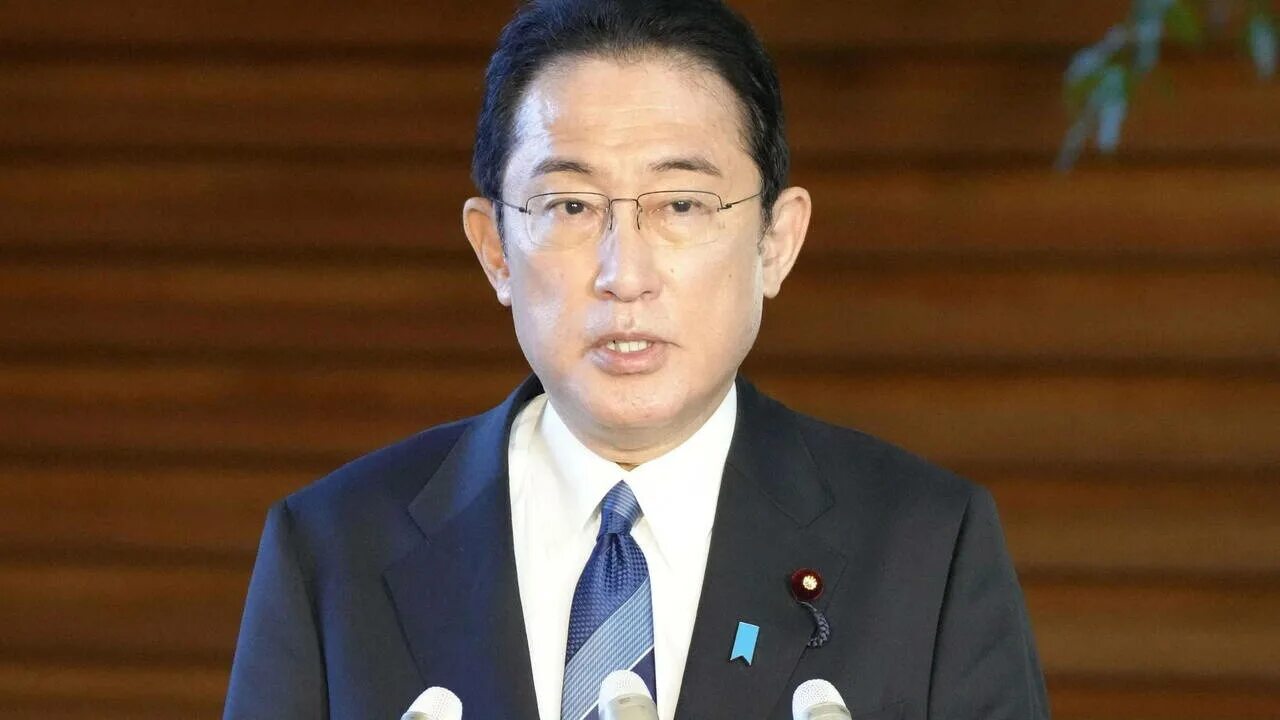 Премьер министр японии 2022. Такенаки министр финансов японии. Министр финансов японии шуничи судзуки. Япония политика. Премьер японии кисида.