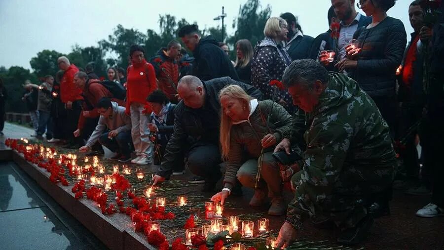 22 июня в москве. Вахта памяти москва. 22 июня москва. Крымская набережная в москве. Церемония возложения цветов к могиле неизвестного солдата.