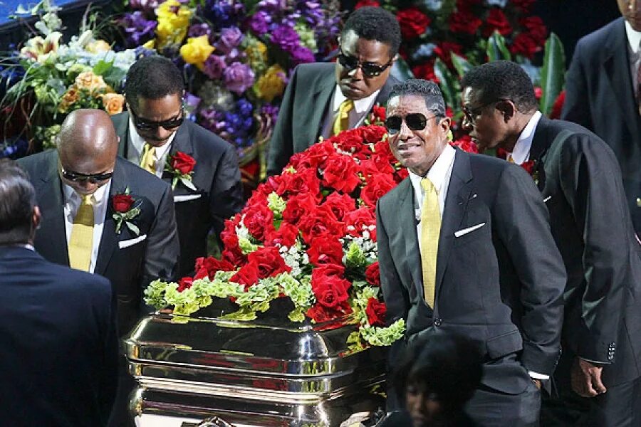 Прощание звезд. Похороны Майкла Джексона в гробу. Могила Майкла Джексона. Похороны Майлка Дексона.