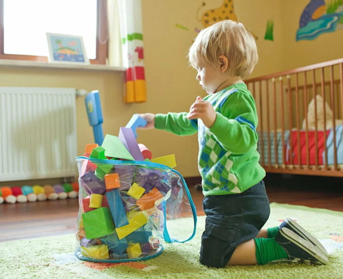 Детские вещи в дом ребенка. Ребенок убирает игрушки. Игрушки для детей раннего возраста. Ребенок наводит порядок. Игрушки для детей в садик.