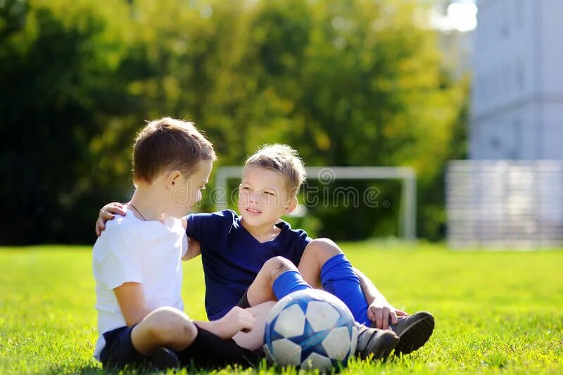 My brother plays football. Два мальчика играют в футбол. Двое детей играют в футбол. Игра в футбол с братом. Картинки для описания мальчики играют в футбол.