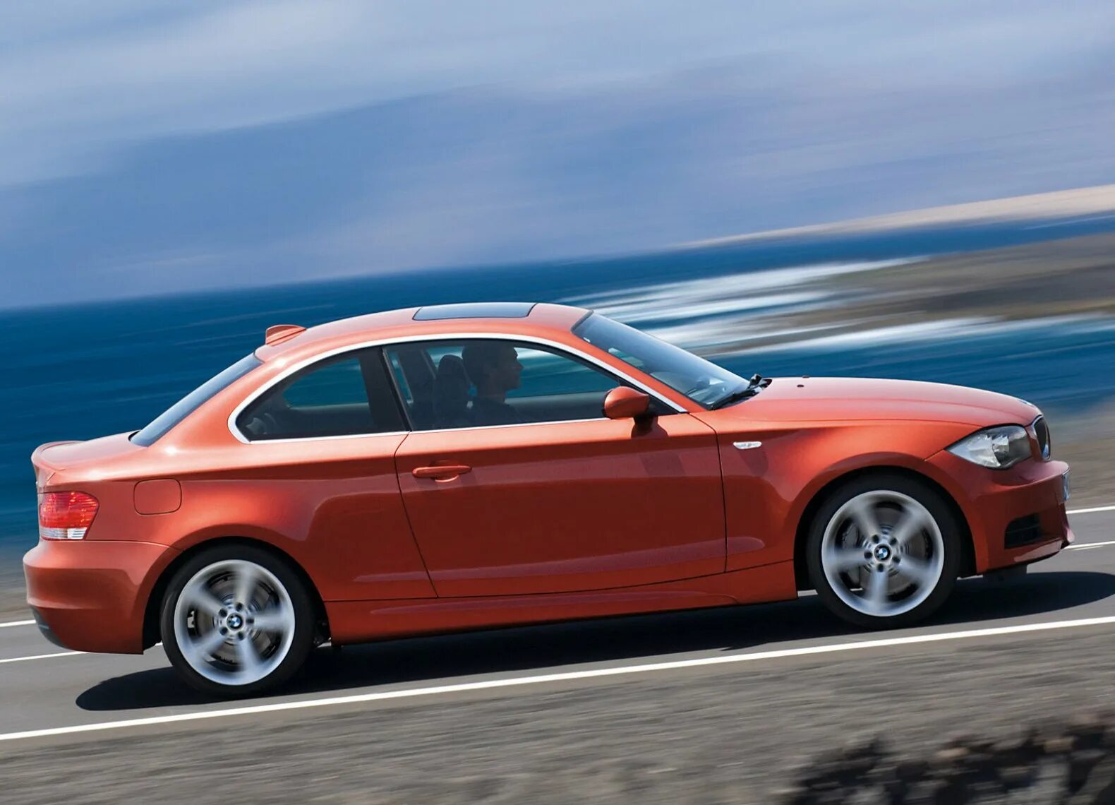 BMW 135i Coupe e82. BMW 1 купе. БМВ 1 двухдверная. БМВ 1 седан купе.