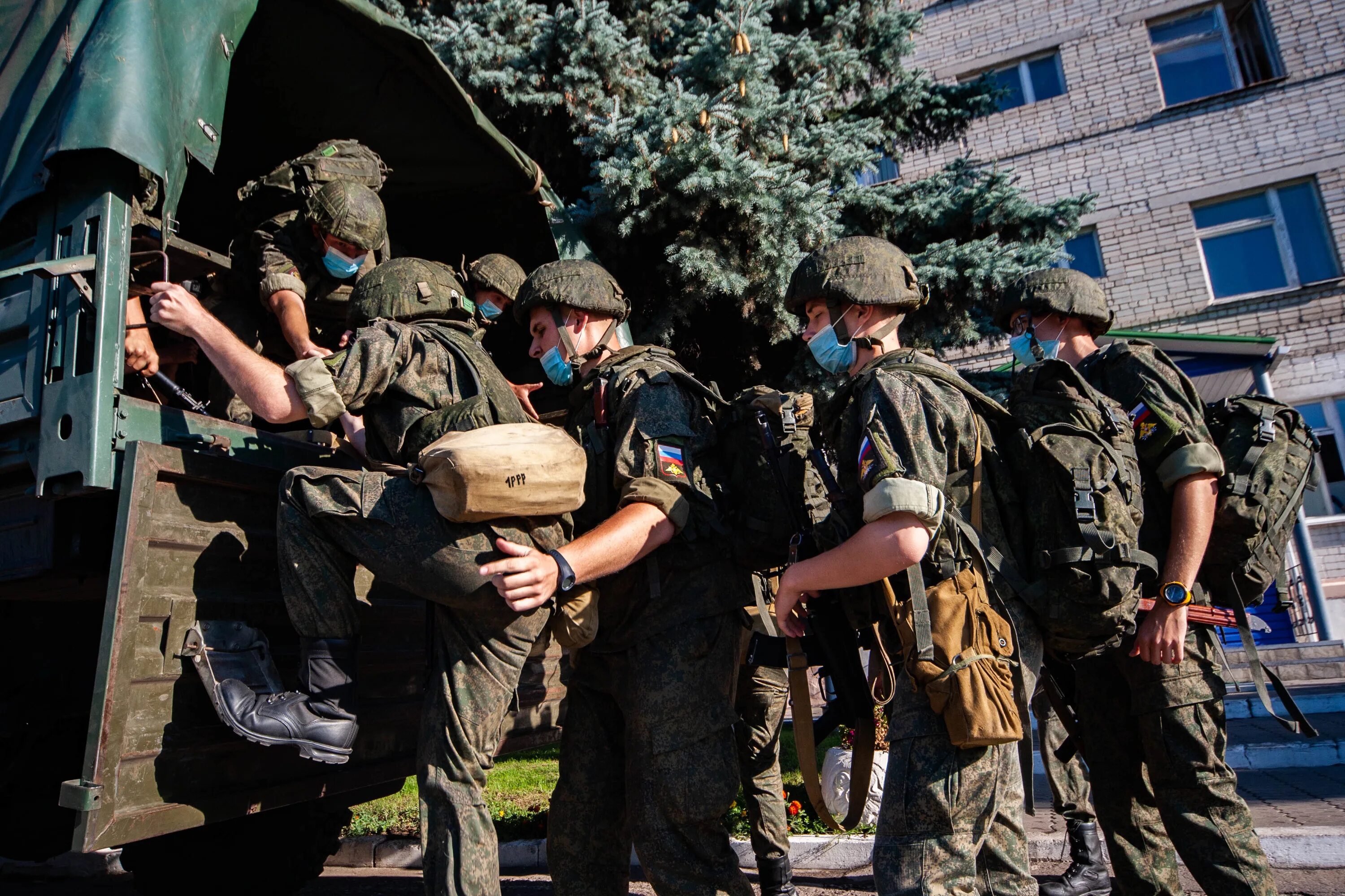 Тревога в россии сегодня. Военная тревога. Боевая тревога в армии. Солдаты тревога. Подъем по тревоге.