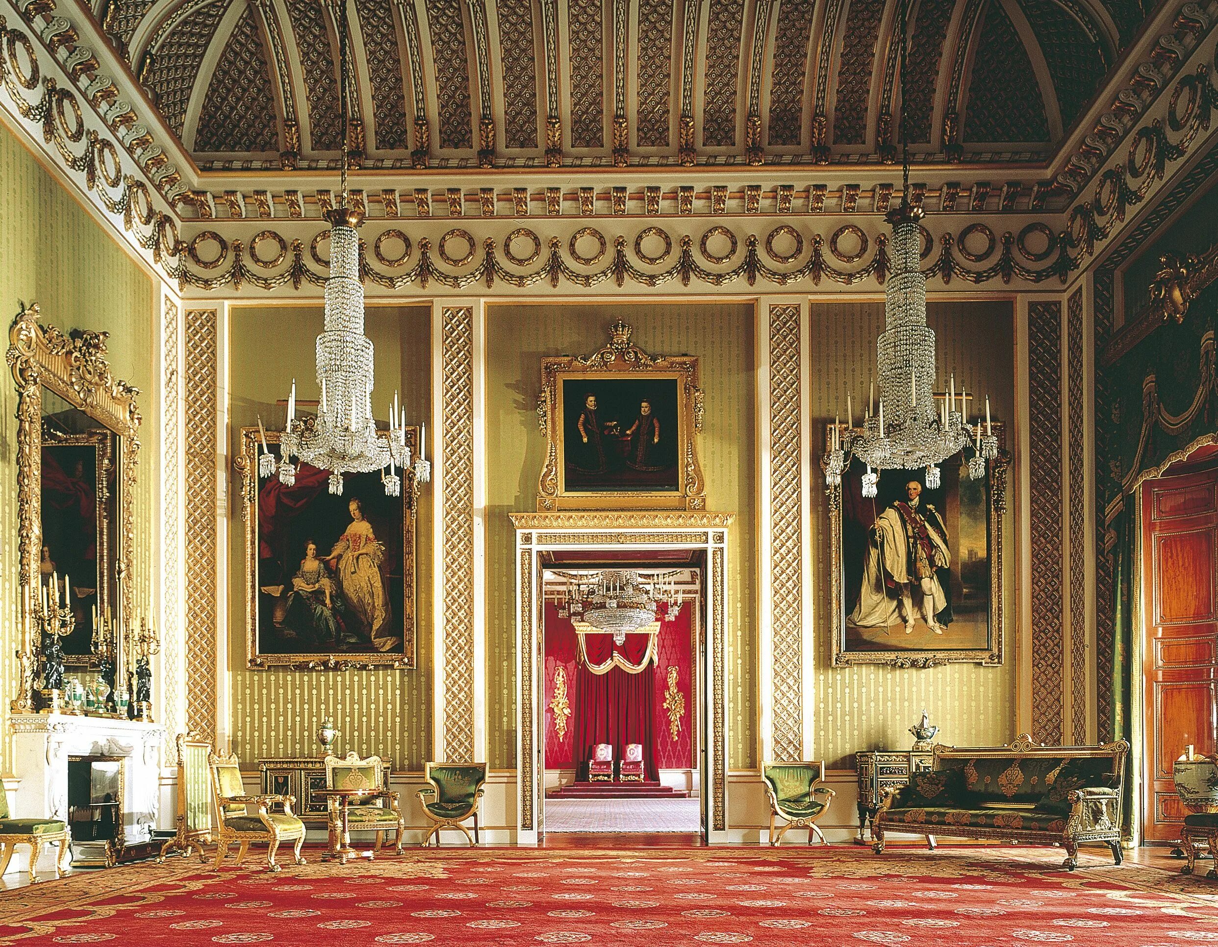 Резиденция королевской семьи. Букингемский дворец интерьеры. Букингемский дворец в Лондоне внутри. Букингемский дворец бальный зал. Букингемский дворец спальня королевы.