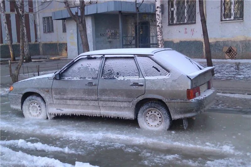 Ваз замерз. Обледенелый автомобиль. Замерзшая машина. Обледенение машины. Обледенелая машина.