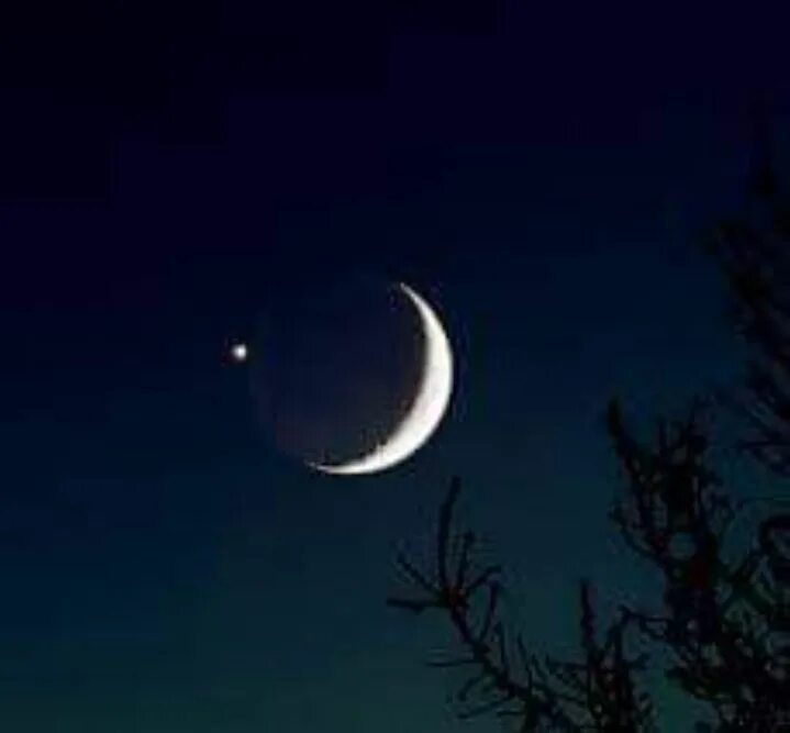 Время молодого месяца. Молодой месяц. Месяц фото. Серп Луны. Серповидная Луна.