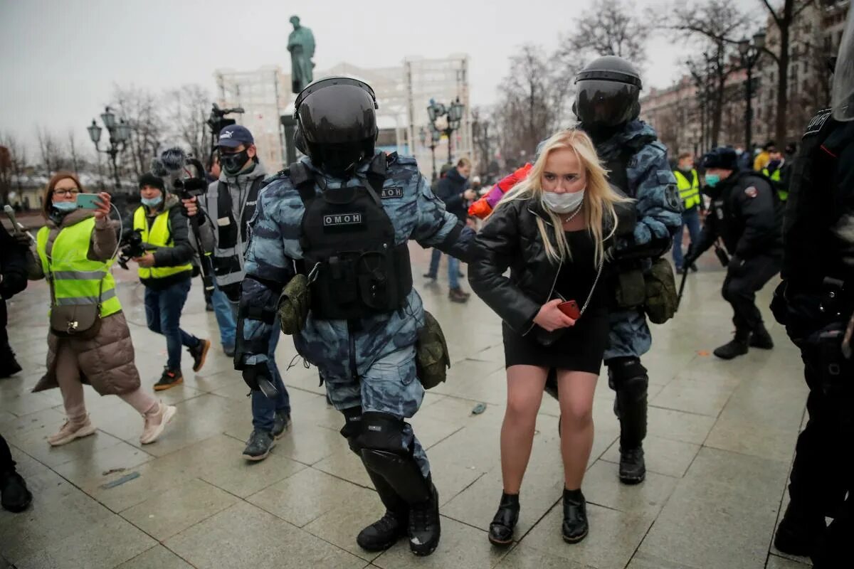 Ситуация нападения. Москва протесты ОМОН 2021. ОМОН 2021. Протесты в России 2021 Навальный.