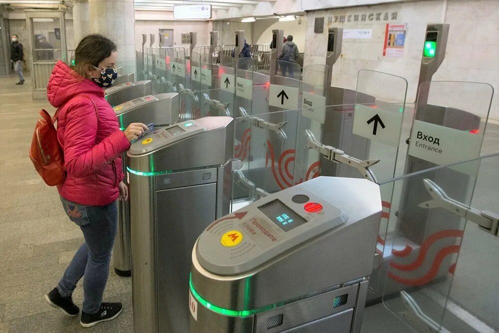Как пройти турникет. Турникеты в московском метро. метро москвы турникеты 2025. московский метрополитен турникеты. турникеты в метро москвы 2025.