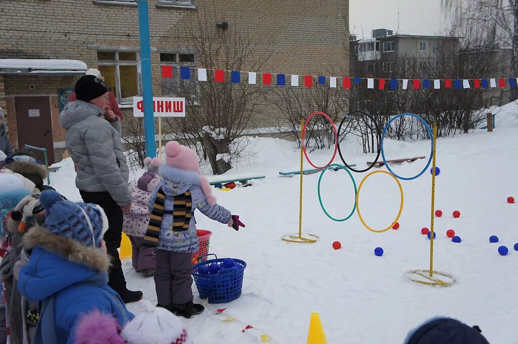 малые олимпийские игры в детском саду на улице зимой. малая зимняя олимпиада в детском саду. олимпийские игры в детском саду зимой.