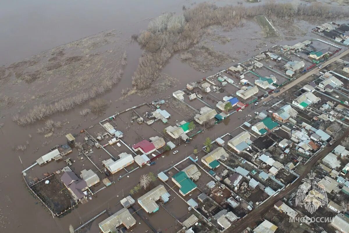 Оренбург разлив урала. Поселок горный паводок 2023. Горный поселок Оренбург. Наводнение. Наводнения в России.