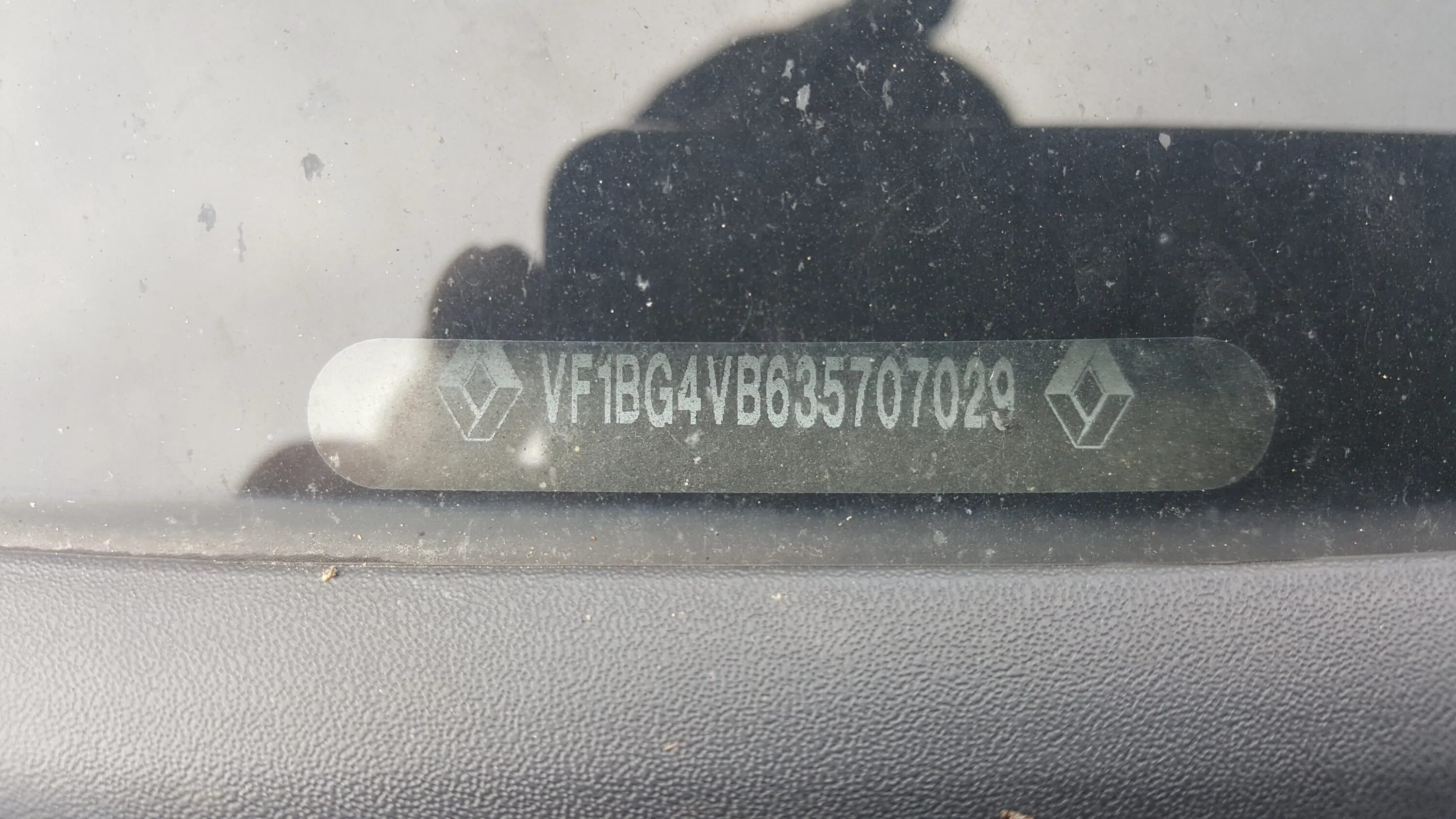 Лагуна 1 где находится. Вин на кузове рено лагуна 2. vin номер renault laguna 2. вин номер renault laguna 3. рено лагуна 1 вин номер.