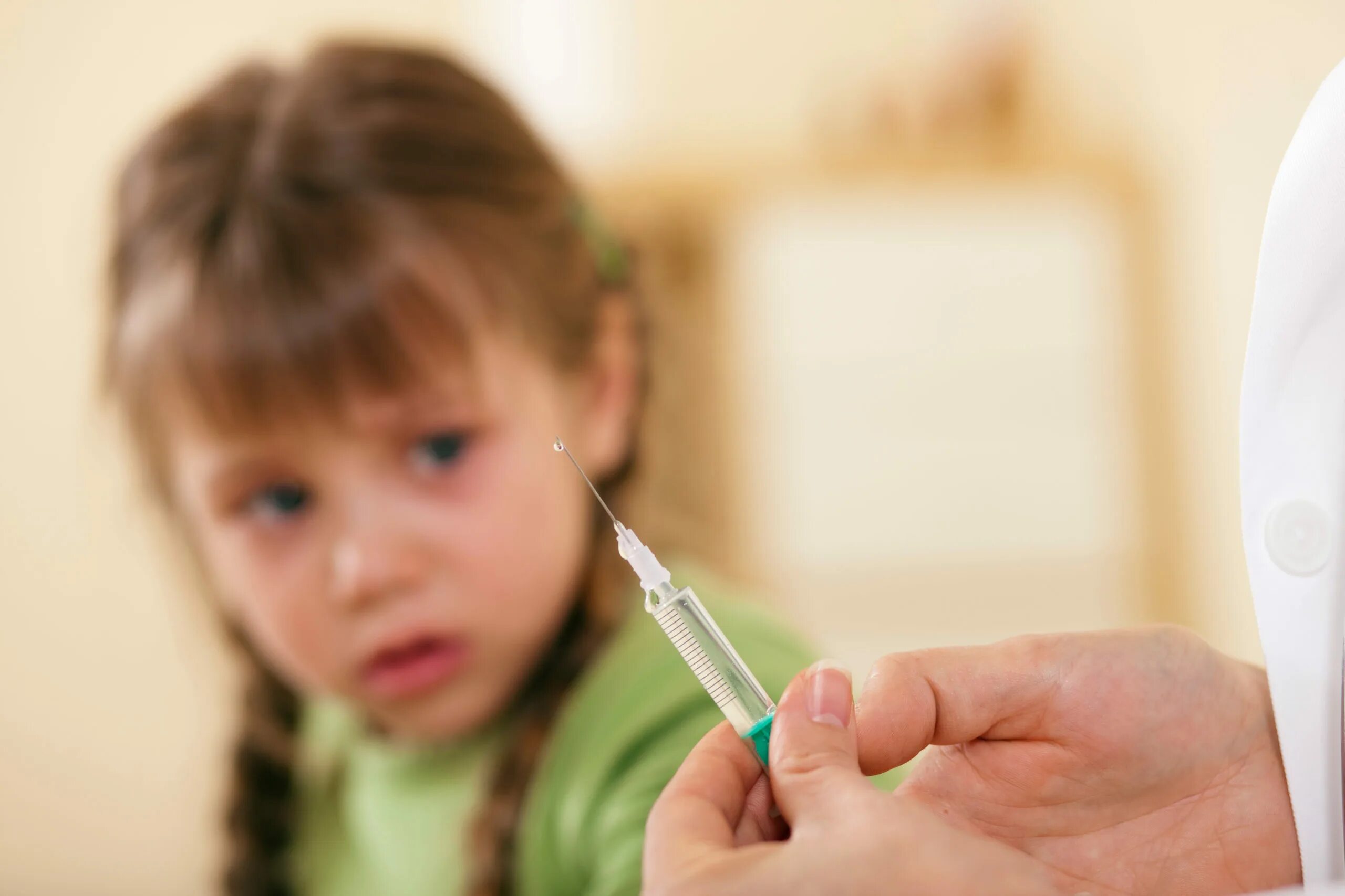 Вакцина для девочек. Уколы детям. Уколы маленьким детям. Уколы детям в школе. Прививки и уколы детям.