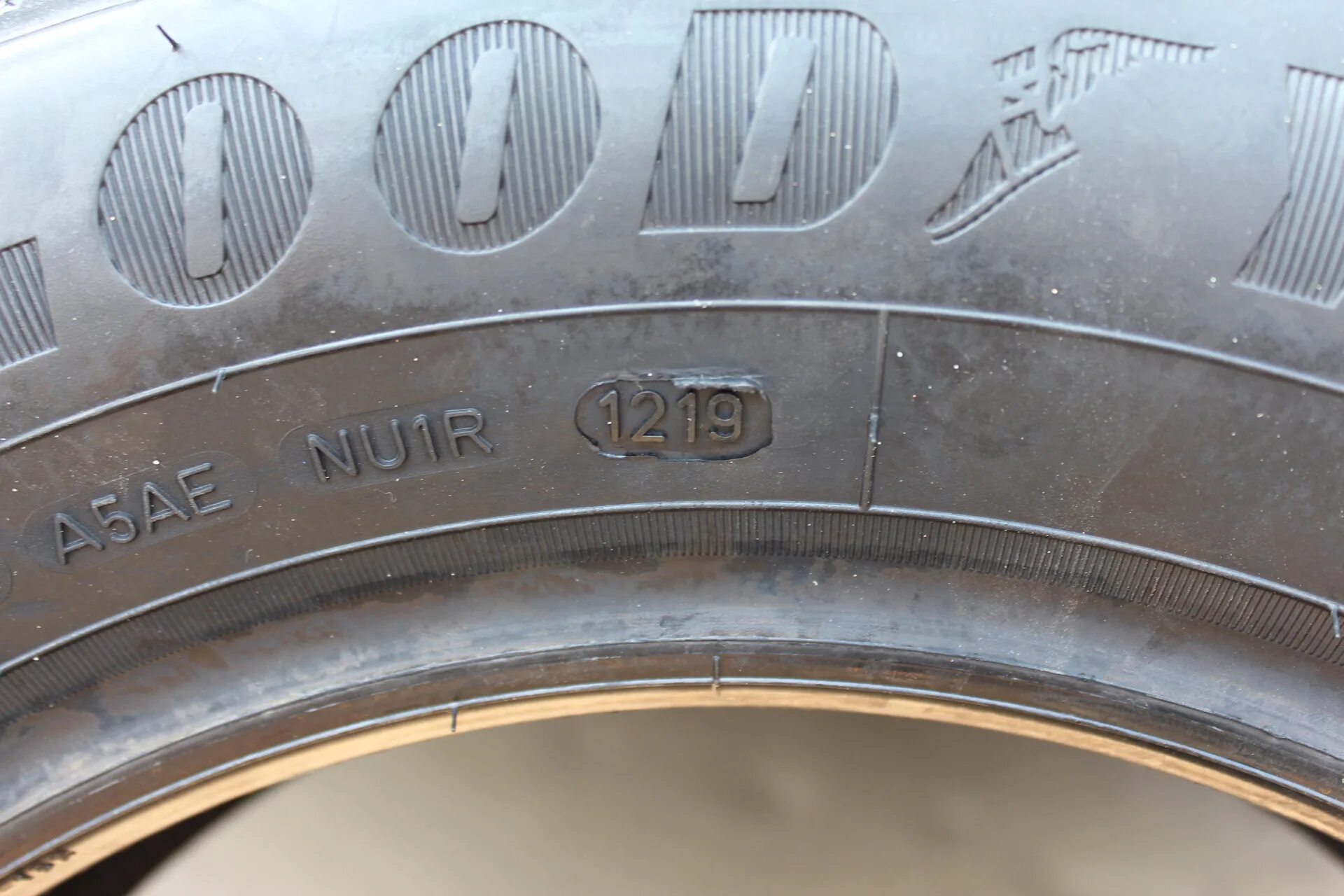 Где на шинах год выпуска фото. Год производства на шинах Гудиер. Дата производства резины Гудиер. Goodyear шины 1962 года. Дата изготовления шин Goodyear EFFICIENTGRIP.