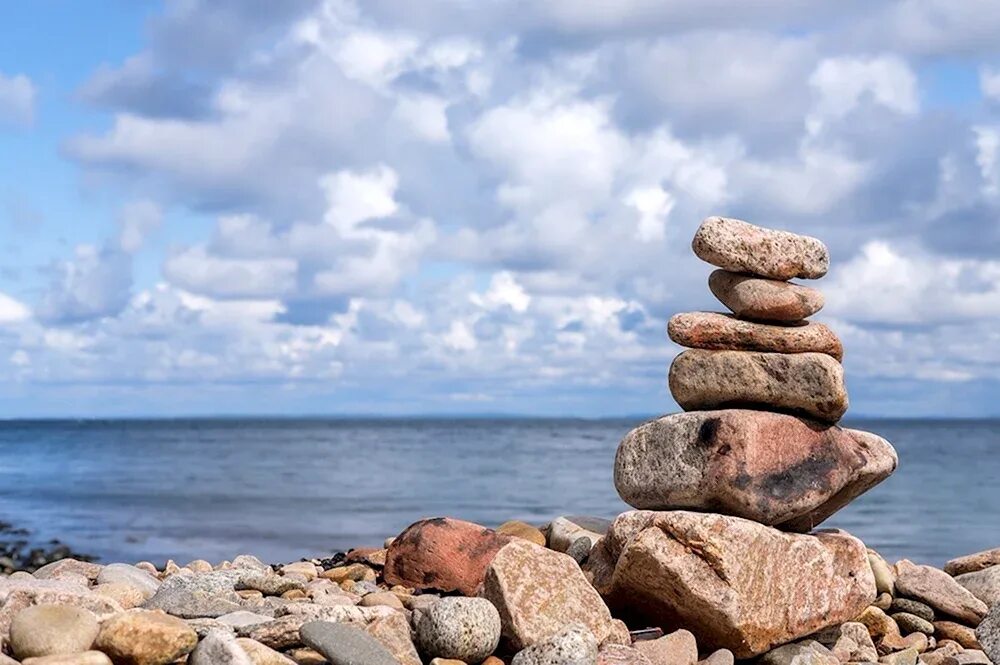 Friend stone. Пирамида из камней. Камни друг на друге. Камни на берегу. Пирамидка из камушков.