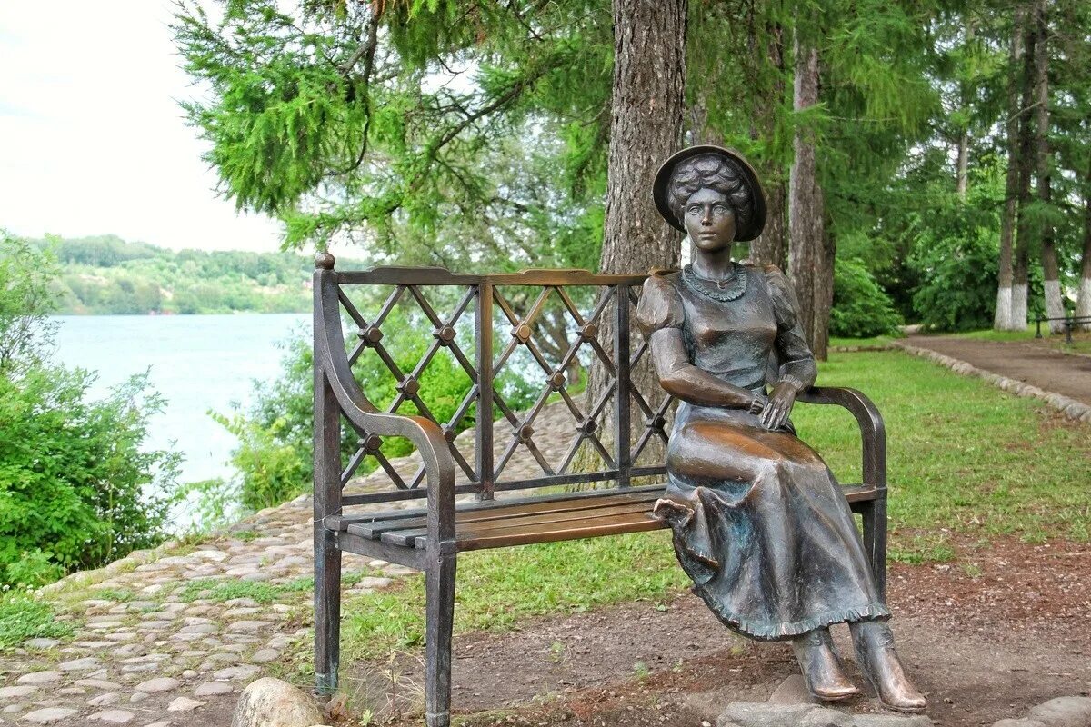 Плес прогулки по волге. Скульптура дачница в плесе. плес кинешма. скульптура дачница плес осень. скульптура дачница в плесе фото.