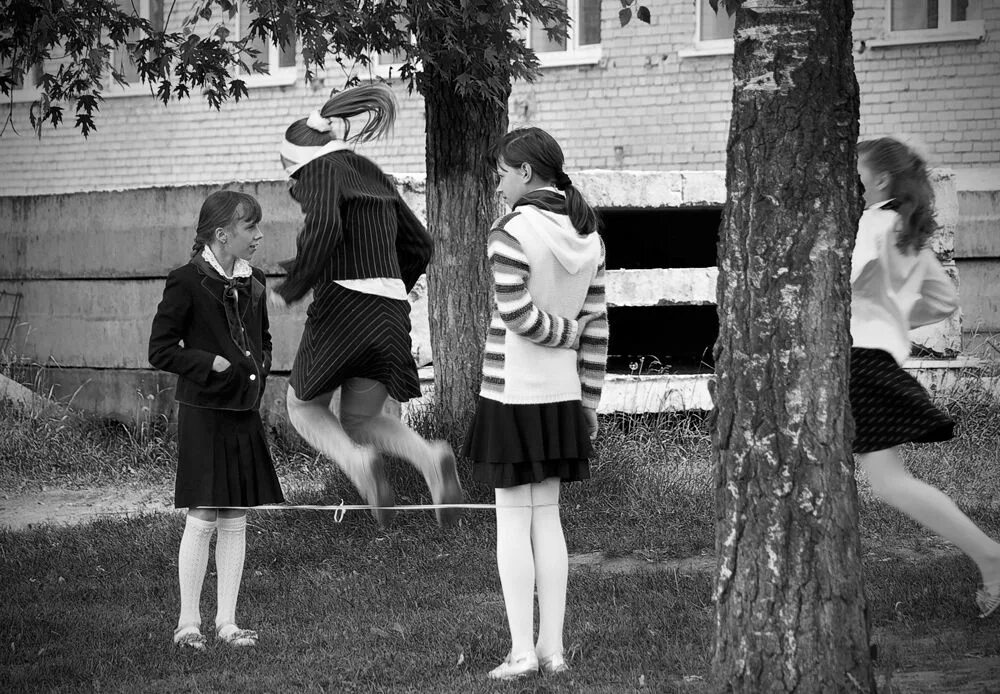 Подружки школьный песня. Фотосессия во дворе школы. Фотосессия в школьном дворе. Под школьной юбкой.