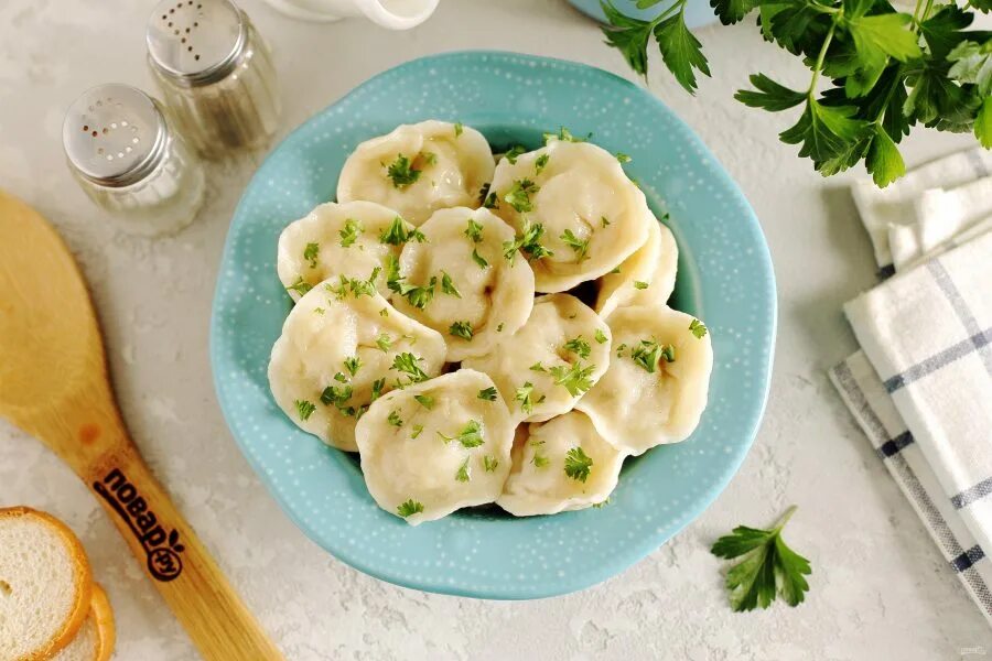 Вареники с капустой пошаговый. Пельмени. Пельмени с капустой. Пельмени крестьянские. Пельмени на столе.