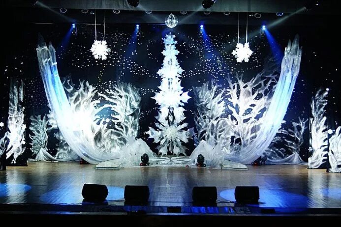 украшение сцены на новый год. сцена новый год. сцена с декорациями. новогодняя сцена. сцена новый год.