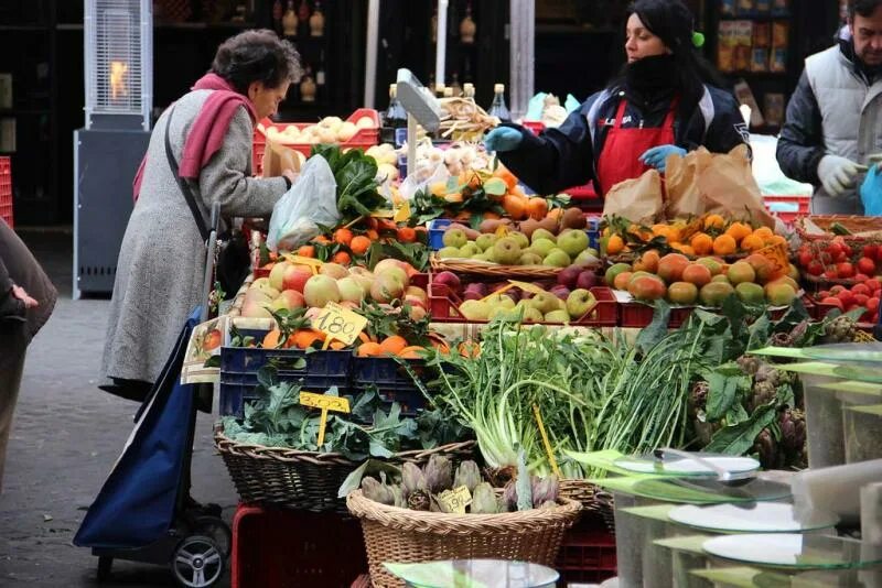 Продуктовый рынок. Италия торговля. На рынке. Ринок.