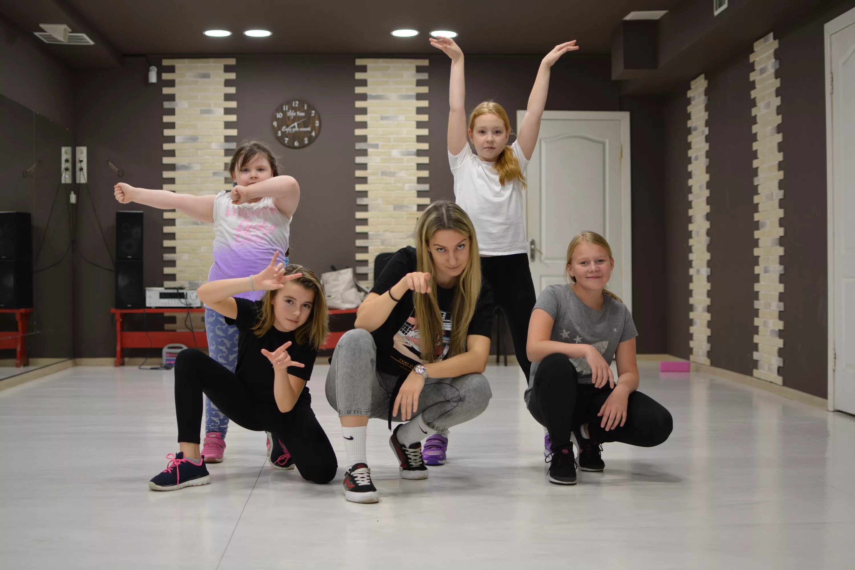 5 школа танцы. Пантера дэнс раменское школьная. Школа танцев по хип хопу. Школа танцев для детей. Танцевальная студия москва.