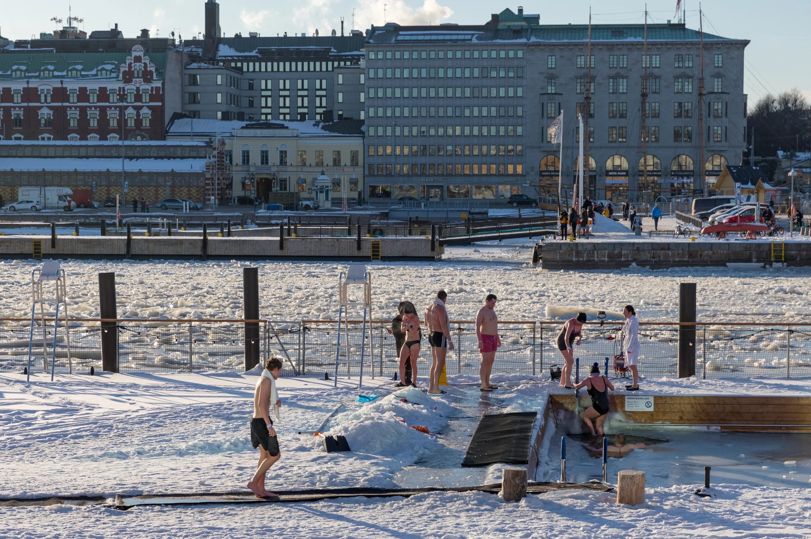 Хельсинки температура. Хельсинки бассейн зимой. Спортивно-культурная зона Хельсинки фото. Хельсинки объект созданный человек в воде. Хельсинки, Финляндия частные фото.