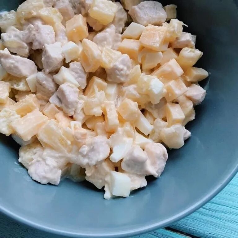 Курица ананас сыр яйцо чеснок. Салат с ананасом и курицей. салат с ананасом и куриной грудкой. салат из куриной грудки с ананасом и сыром. салат с ананасами и куриной грудки.