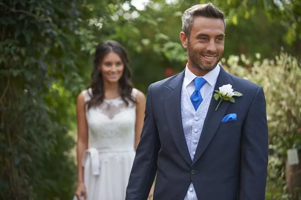 жених в темно сером костюме с невестой. свадебный костюм мужской. жених ниже невесты. жених и невеста в стиле рустик. свадебное платье в стиле рустик.