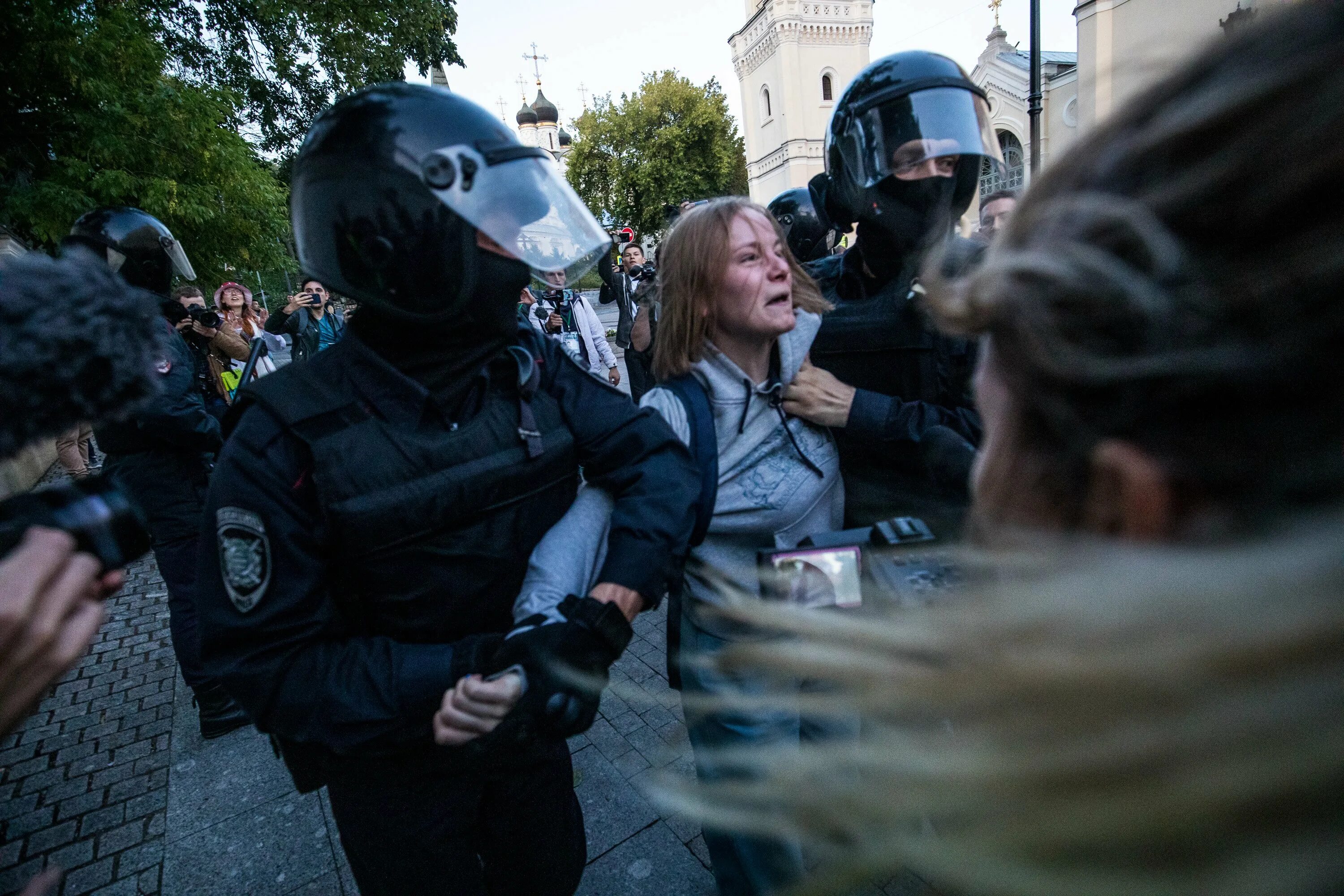 Митинг девушек. Девушки полицейские на митинге. Полицейские избивают митингующих.