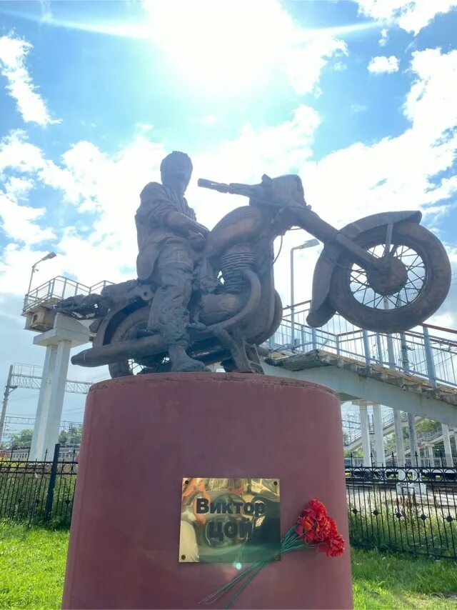 Где установлен памятник цою. Проспект ветеранов памятник виктору цою. памятник виктору цою (окуловка). памятник цою в питере на проспекте ветеранов. памятник виктору цою в элисте.