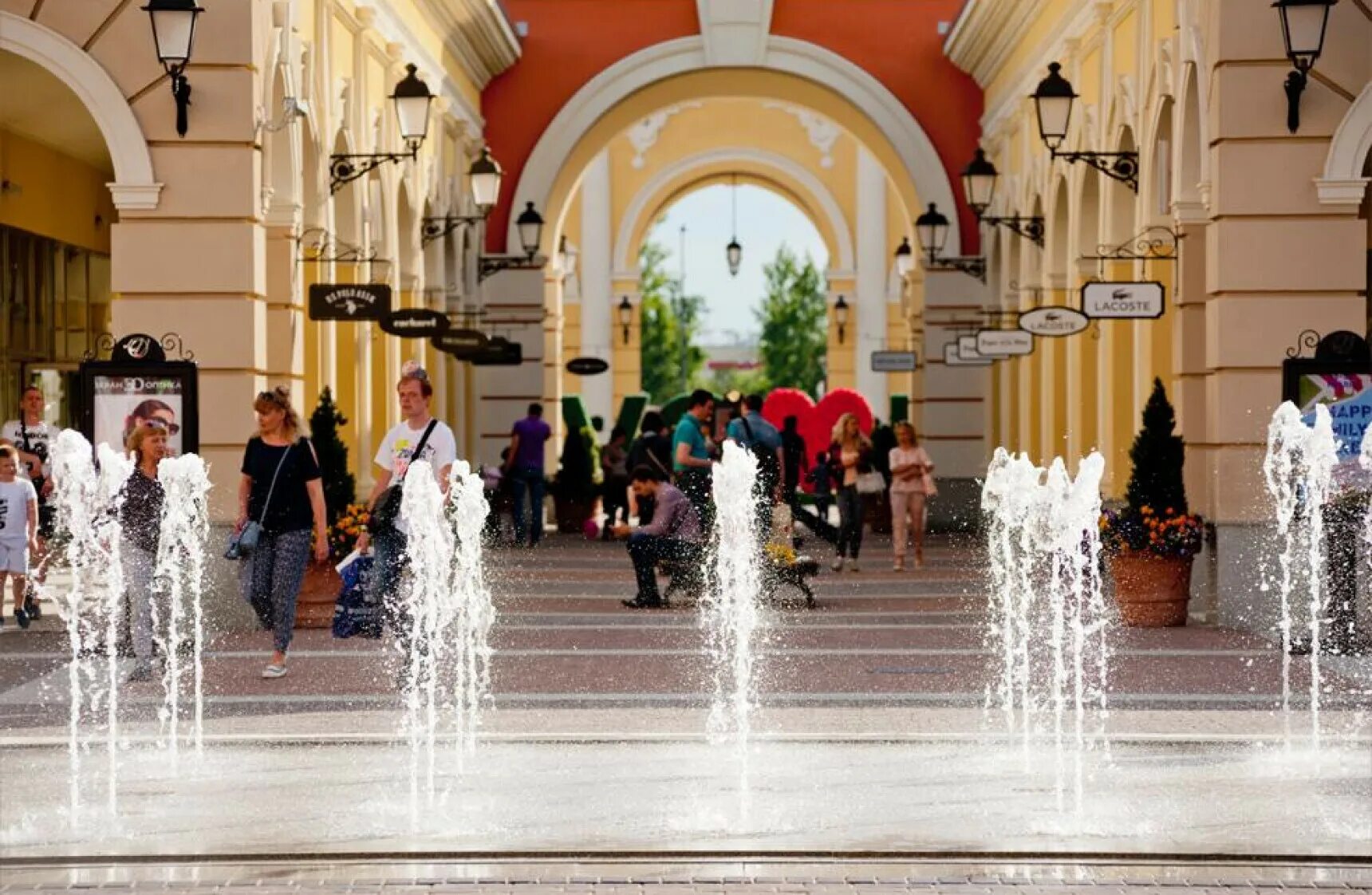 Village санкт петербург. Outlet Village Pulkovo в Санкт-Петербурге. Фонтанчики аутлет Пулково. Аутлет Вилладж Пулковское шоссе. Пулково дисконт центр.