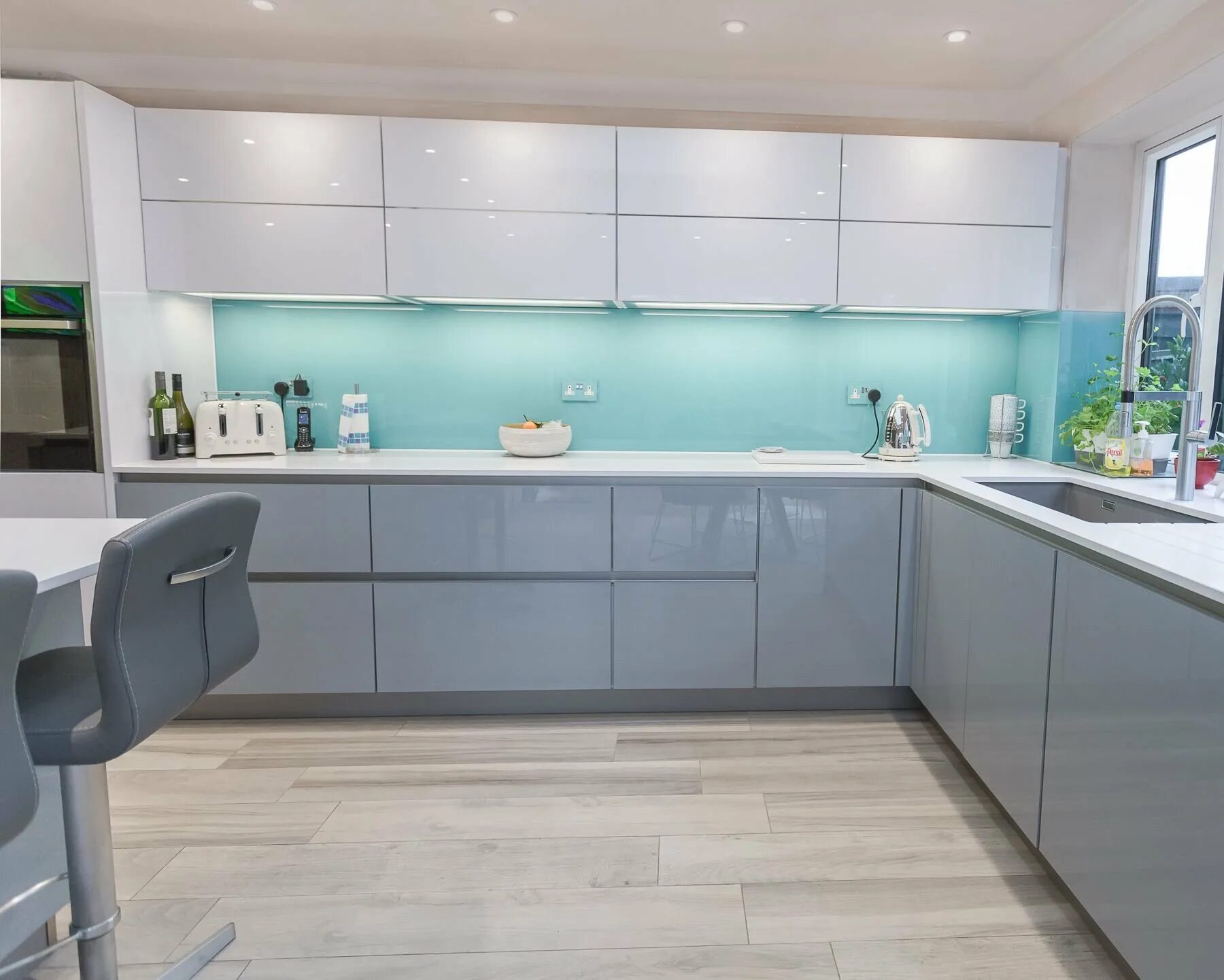 кухонный гарнитур бирюзового цвета. бирюзовая кухня в интерьере. кухня аквамарин мдф эмаль. серо бирюзовая кухня. кухня в бирюзовых тонах.