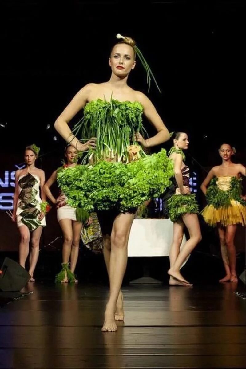 Смешной ананас. Одежда в виде фруктов. Костюм хаги ваги. Необычные наряды. Вивьен вествуд коллекция 2023.