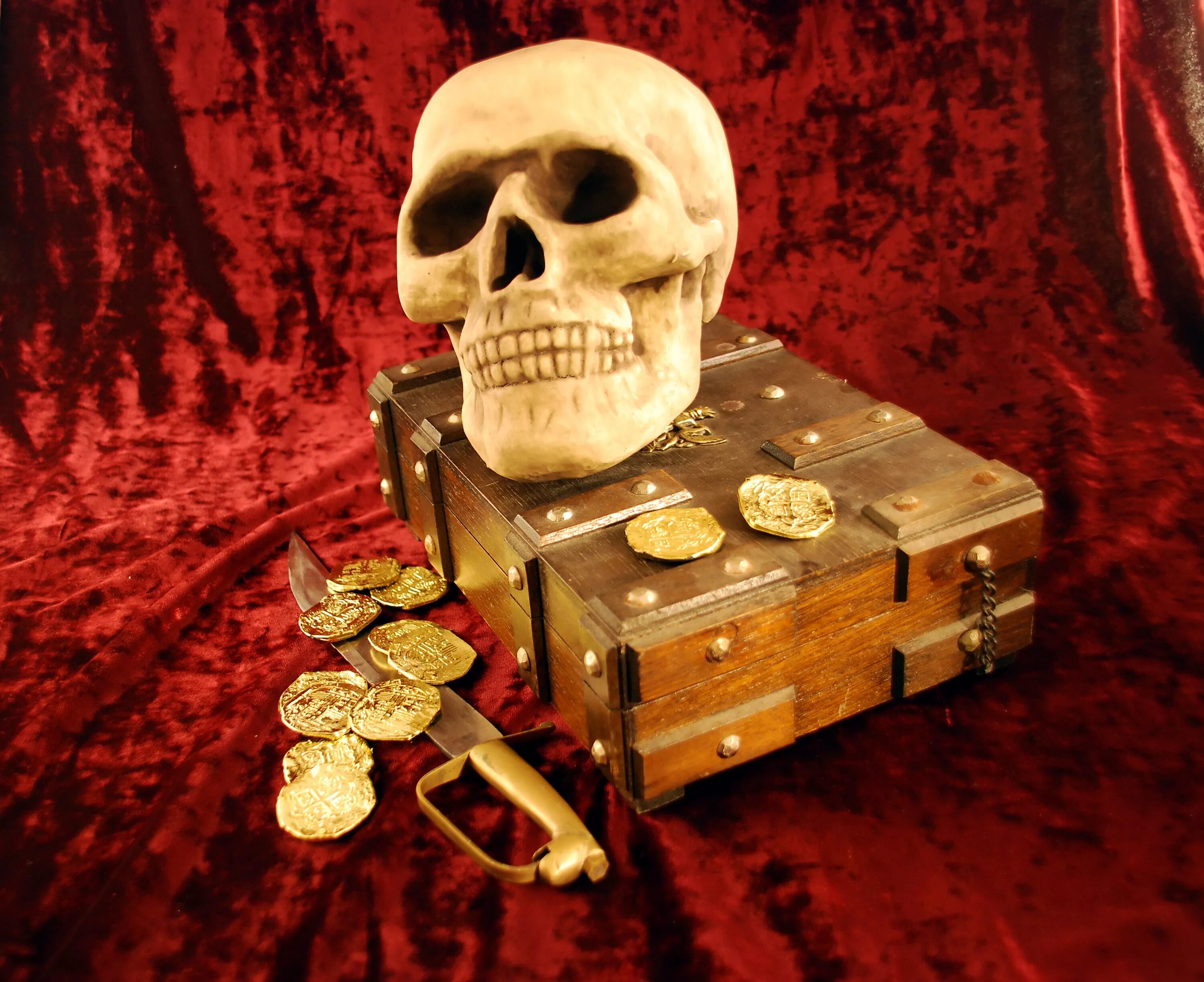 Где зарыт клад пиратов. Пиратский клад. Пиратское золото. Пиратские сокровища. Пиратские клады и сокровища.