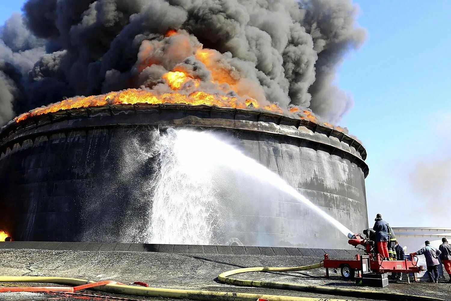 Пожар резервуара. Нефть горит. Пожары в резервуарных парках. Горение резервуара с нефтью. Разгерметизация емкости