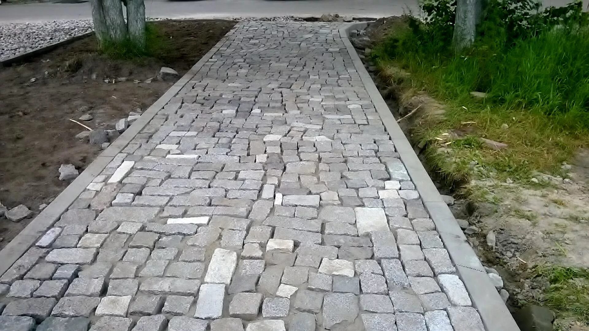 Тротуарная плитка булыжная мостовая. Лужа на брусчатке. Приозерск ландшафт мощение. Прага мостовой булыжник. Брюгге брусчатка.