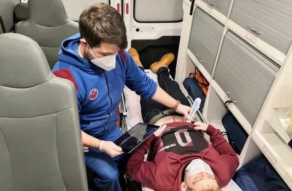 Искусственное дыхание мужчина женщине. Первая помощь эстетика. Оказание первой помощи пострадавшим. Работники скорой помощи. Первая помощь дистанционно.