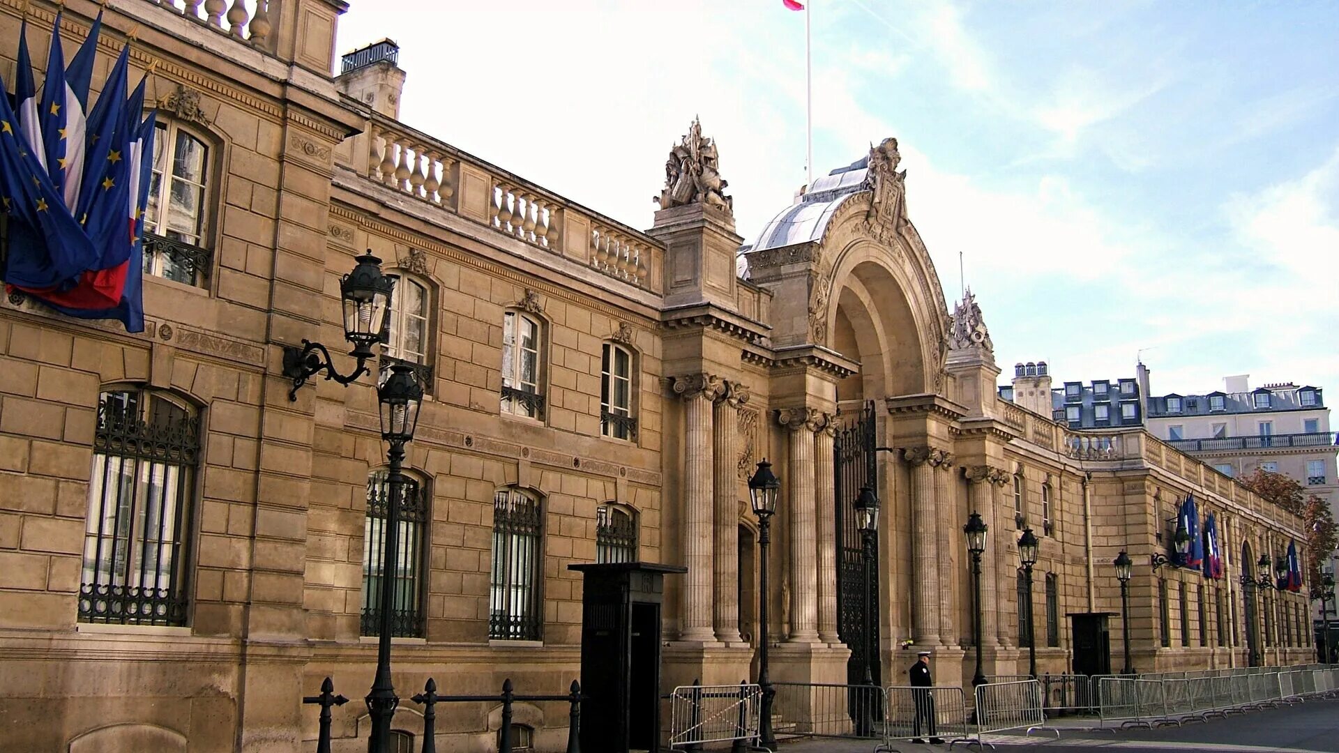 Франция чел. Французский решиться. Франция открывает границы. Тур в париж. Дом правительства франции.